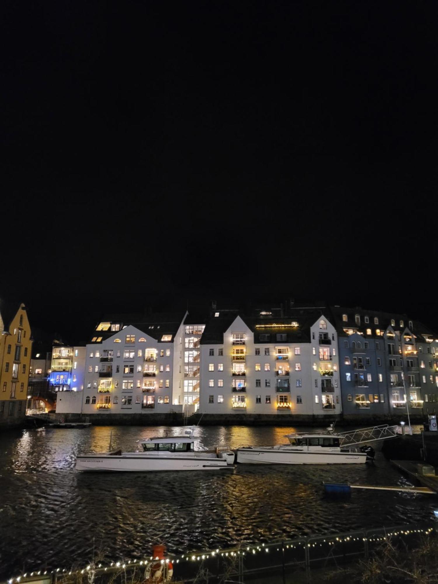 Single Elegant Room I Sentrum- Sea View Ålesund Exteriör bild
